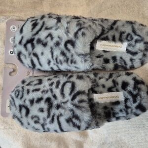 Catherine Malandrino Large 9-10 Grey Animal Print Slippers - New